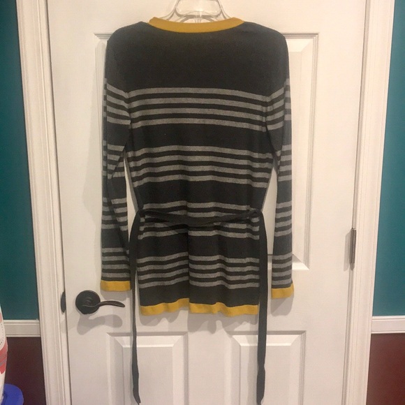🎉HP🎉Banana Rep Yellow and Grey Long Sleeve Shirt - Picture 4 of 5